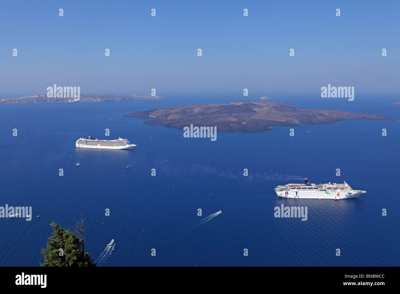 Kreuzfahrtschiffe ankern vor Santorin, Kykladen, Ägäis, Griechenland Stockfoto