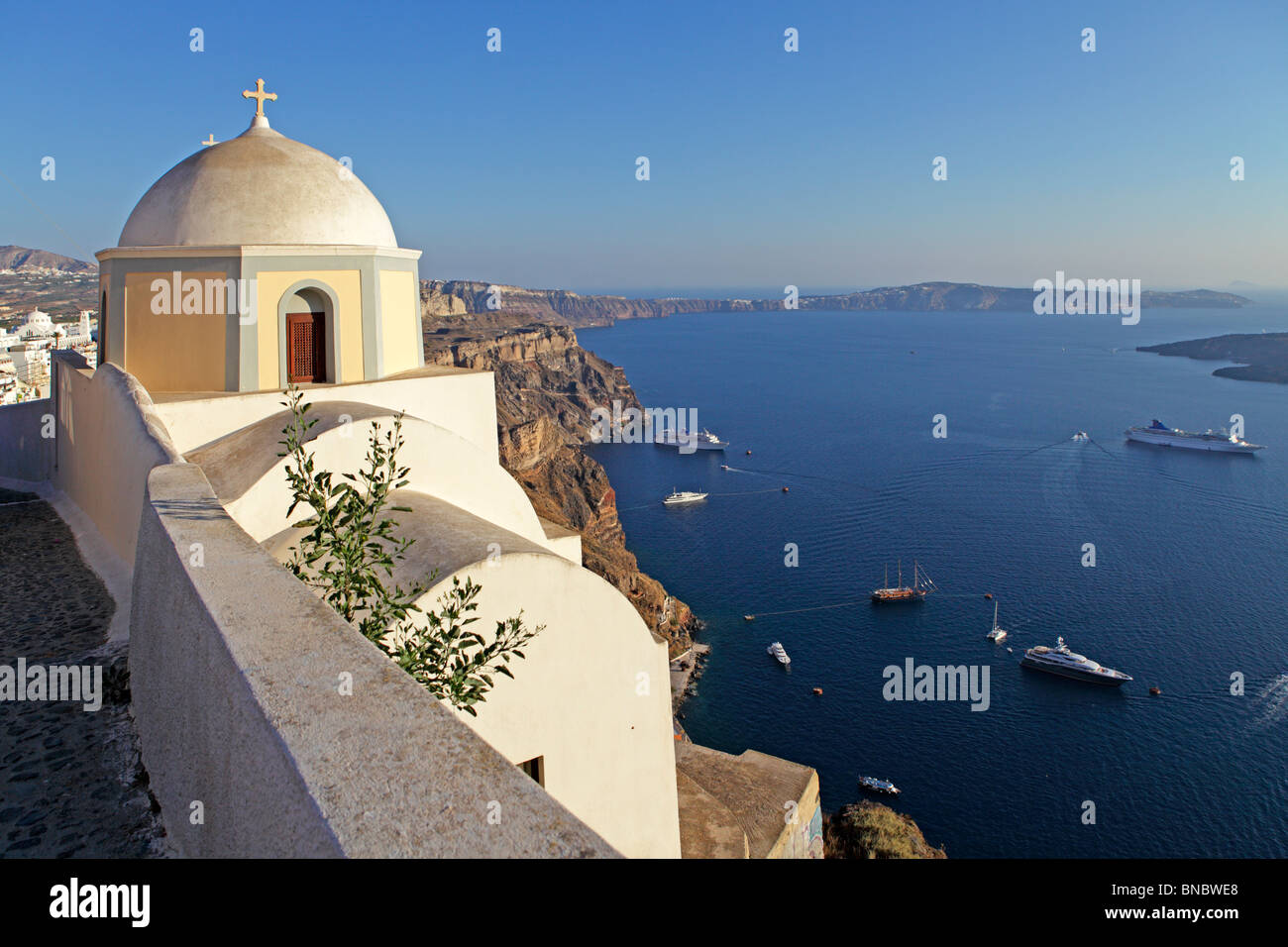 Kreuzfahrtschiffe ankern von Fira, Santorin, Cyclades, Ägäische Inseln, Griechenland Stockfoto