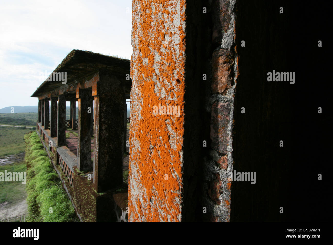 Ein Flügel des alten Casinos an Bokor Hill Station, befindet sich auf einem Hochplateau in einem Nationalpark im Südosten Kambodscha. Stockfoto