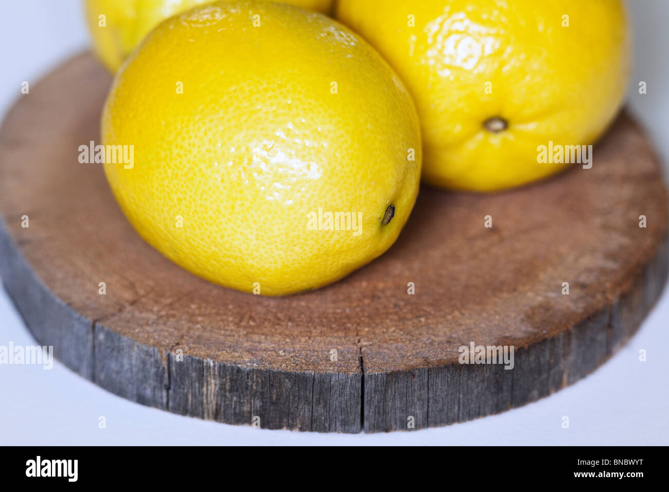 Frische Zitronen auf Holzbrett Zeder. Stockfoto