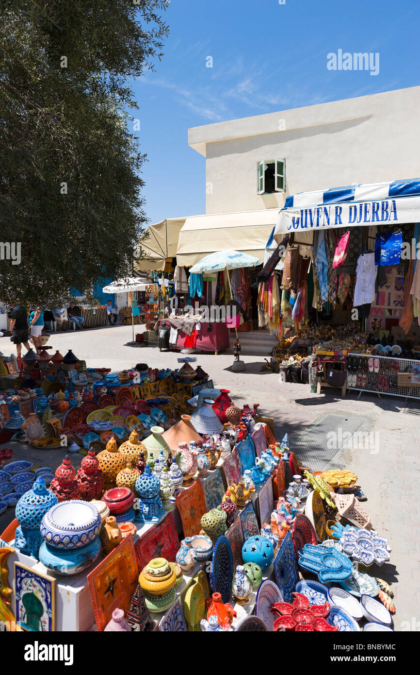 Läden, lokale Keramik im Zentrum von Midoun, Djerba, Tunesien Stockfoto