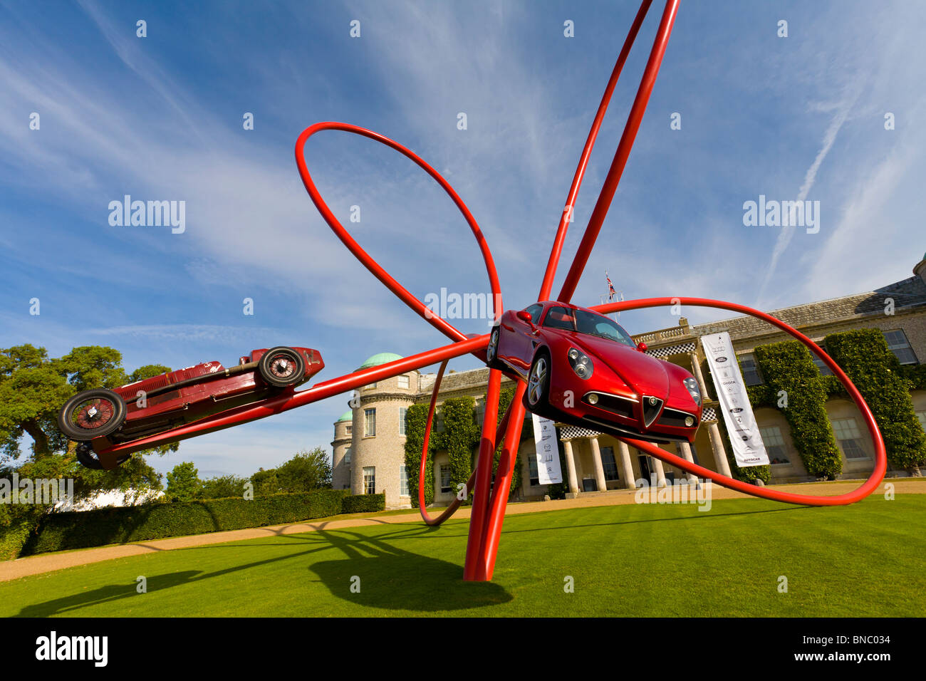 Das Gerry-Juda entworfen Alfa Romeo 100. Jahrestag Skulptur auf der 2010 Goodwood Festival of Speed, Sussex, England. Stockfoto