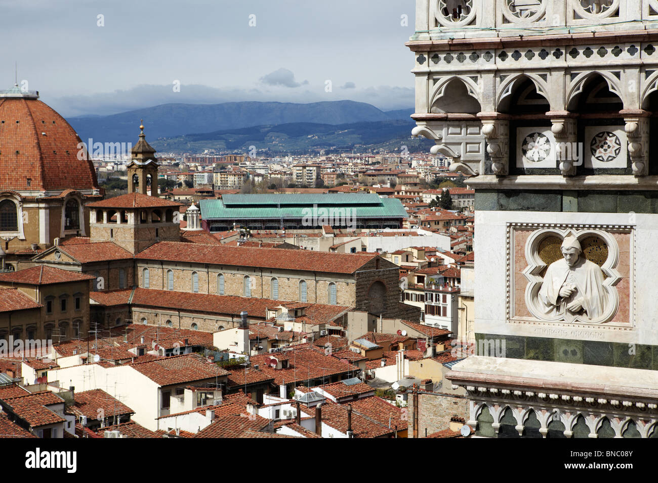 Schöne rote Dächer von Giottos Campanile in Florenz, Italien Stockfoto