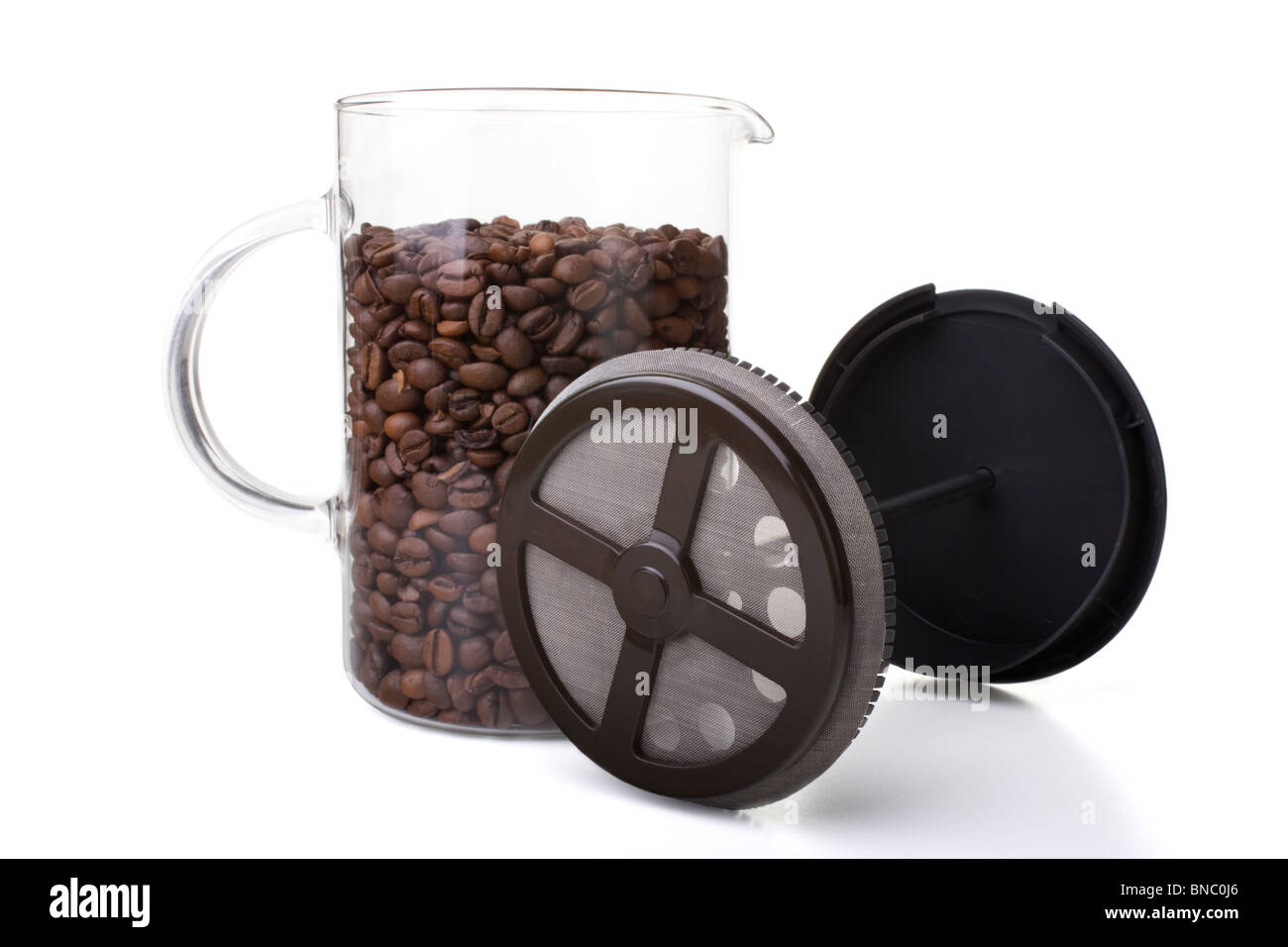 Französische Presse voller dunkle Röstung der Kaffeebohnen. Stockfoto