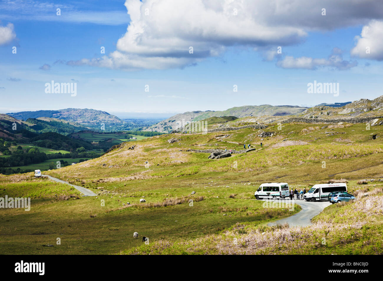 Touristen am Hardknott Pass römische Festung in der Seenplatte, Cumbria, England, UK Stockfoto