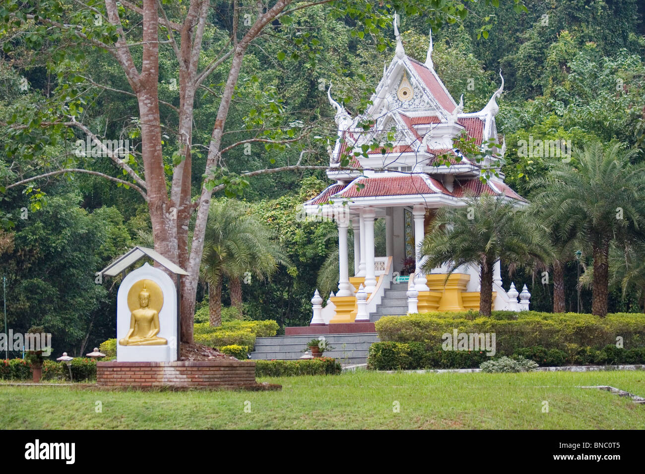 Ein buddhistischer Schrein auf dem Gelände des Klosters Wat Tham Pha Plong, Chiang Dao, Thailand Stockfoto