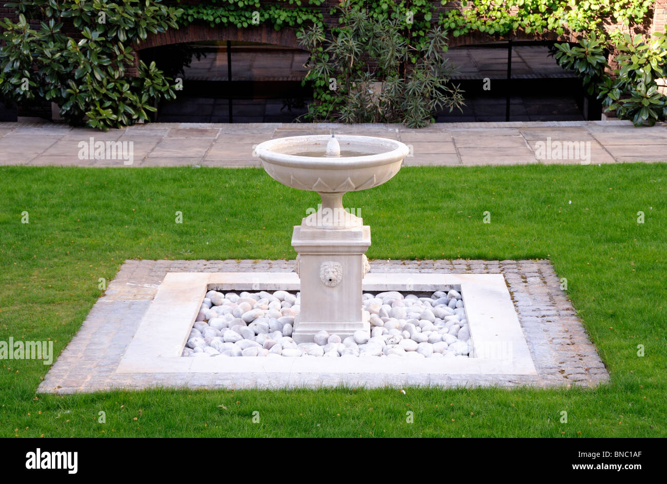 Springbrunnen in Worshipful Company der Goldschmiede Garten Gresham Street in der City von London, England, UK Stockfoto
