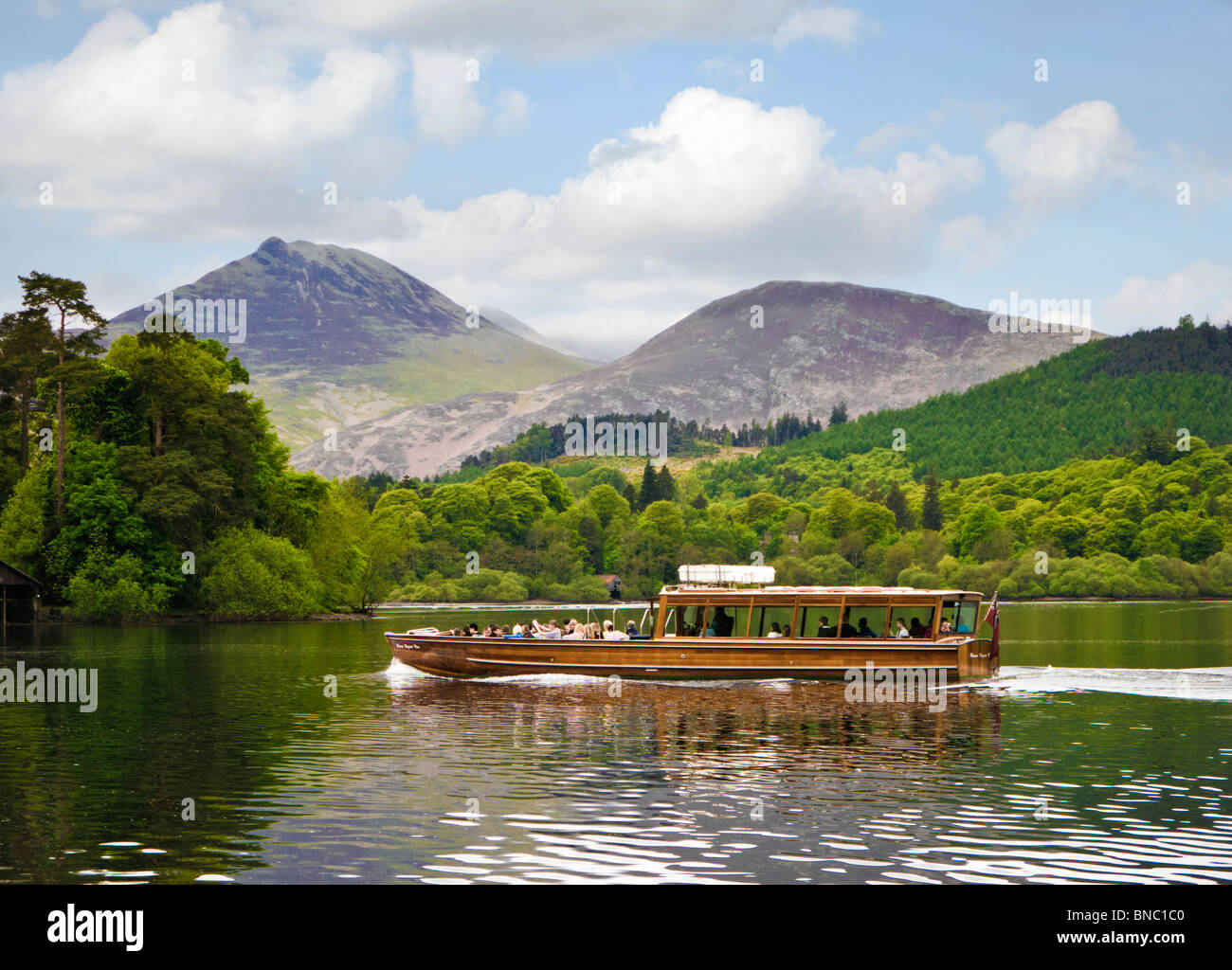 Keswick Launch auf Derwentwater See mit Cat Glocken, Causey Pike und Barrow Berge, den Lake District, Großbritannien Stockfoto