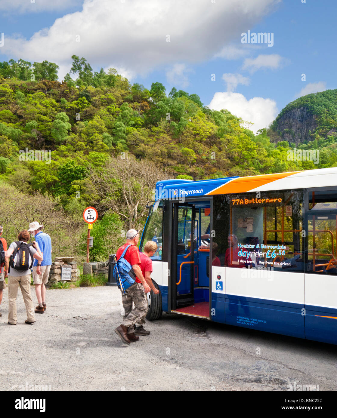Wanderer, Spaziergänger, Leute, die in einen ländlichen Bus steigen, im Lake District, Cumbria, England, Großbritannien Stockfoto