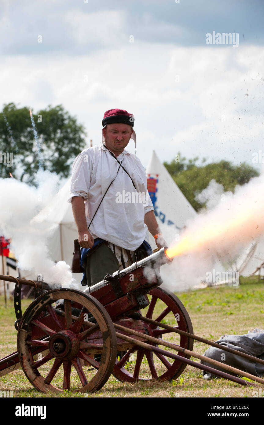 Mittelalterliche Soldat feuerte eine Kanone auf die Nachstellung der Schlacht von Tewkesbury. Ein mittelalterliches Fest 2010. Stroud, Gloucestershire, England Stockfoto