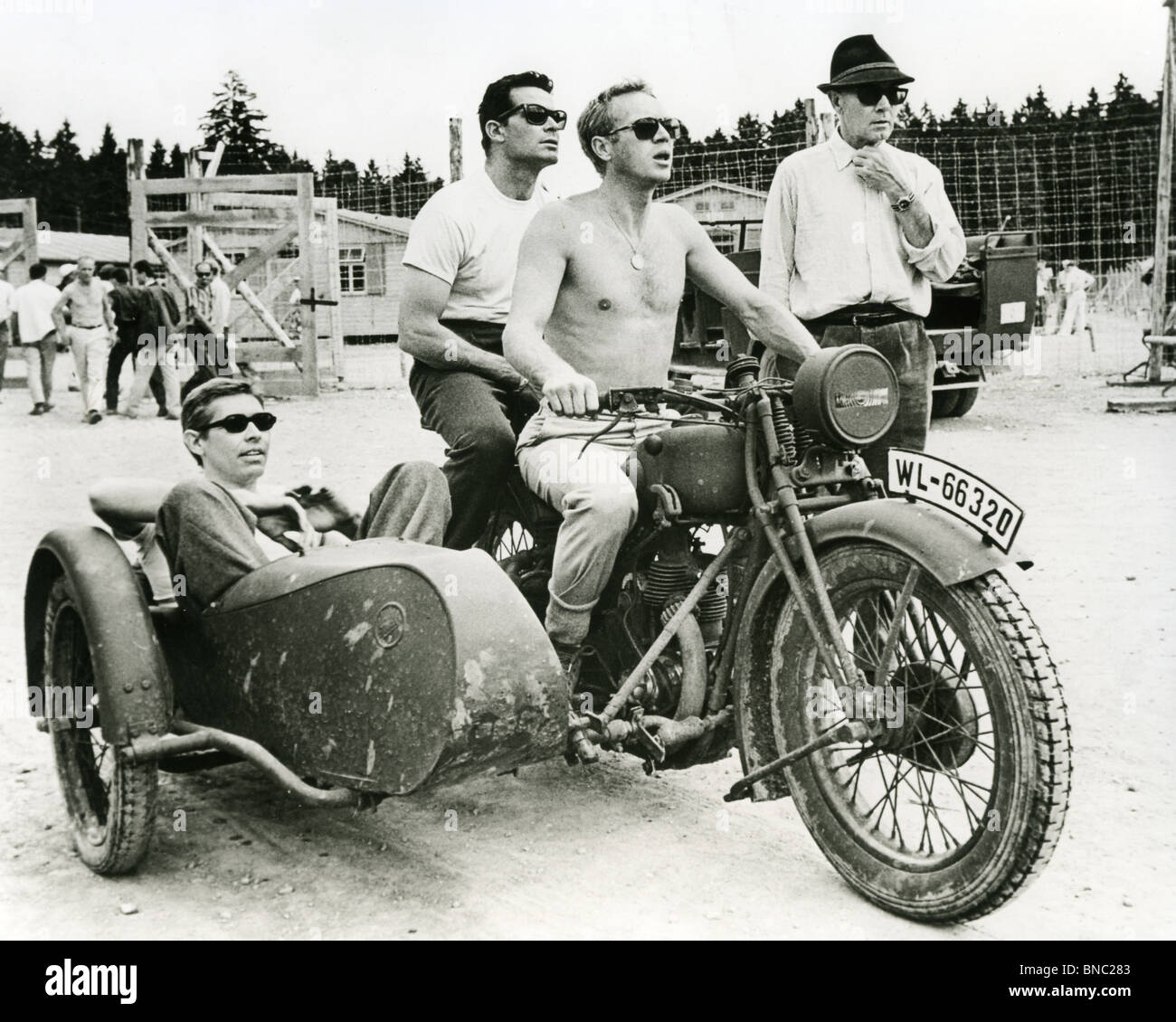 DIE große Flucht 1963 Mirisch Film mit Steve McQueen Reiten Fahrrad und James Coburn im Beiwagen Stockfoto