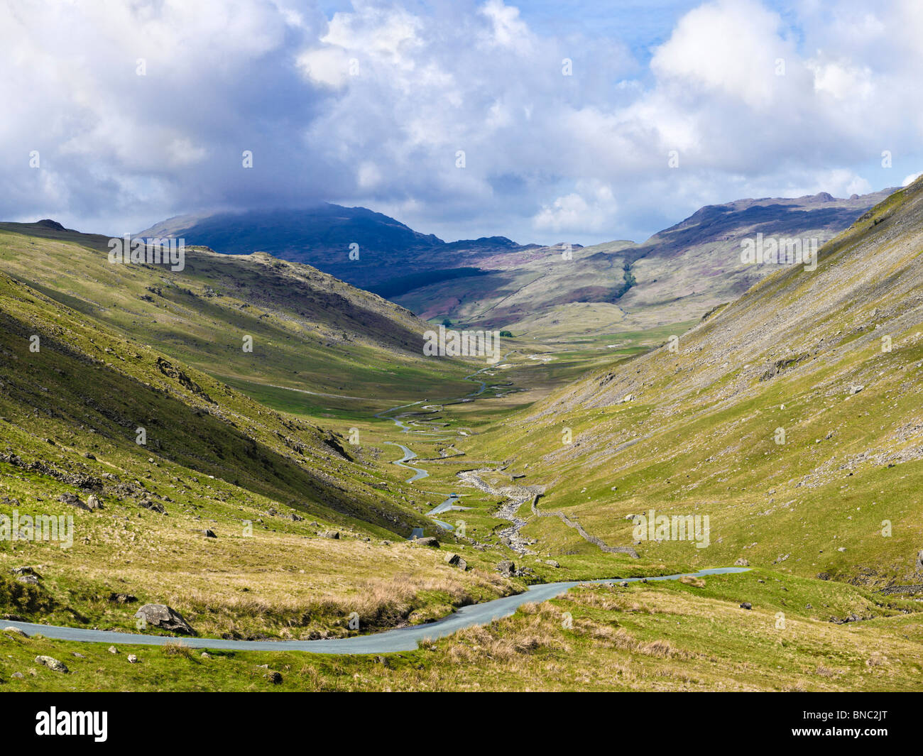 Kurvenreiche Straße hinunter vom Gipfel des Wrynose-Pass mit Blick auf Hardknott Pass The Lake District Cumbria England UK Stockfoto