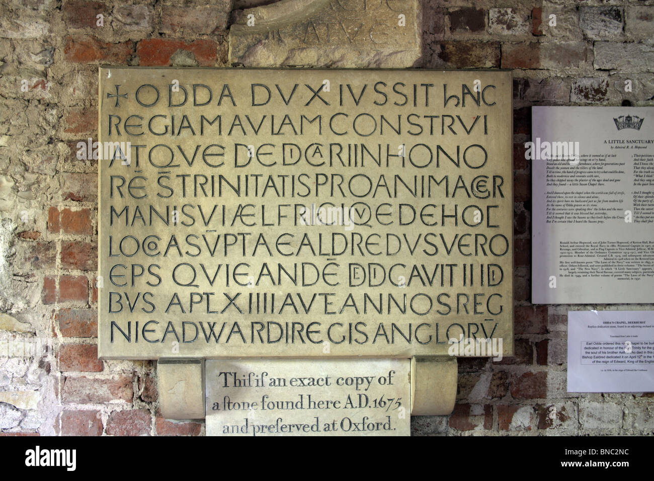 Replikat eingeschrieben Stein in Odda Kapelle, Deerhurst, Gloucestershire Stockfoto
