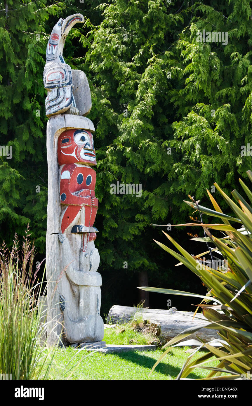 Ein schöner Totempfahl erscheint auf Blake Island. Stockfoto