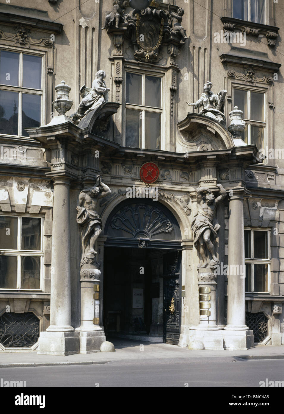 Türöffnung von Kinsky Palast Wien 1713-1716 von Johann Lukas von Hildebrandt für die Marschall Graf Daun entworfen. Barocke. Stockfoto