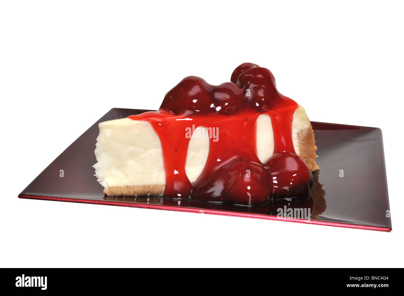 Strawberry Cheesecake isoliert auf weißem Hintergrund mit Beschneidungspfad. Stockfoto