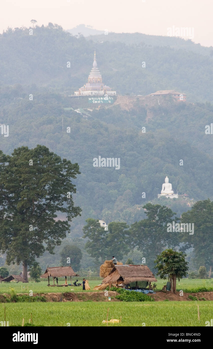Tempel und Buddha Statue auf einem Hügel, Tha Ton, Provinz Chiang Mai, Thailand Stockfoto