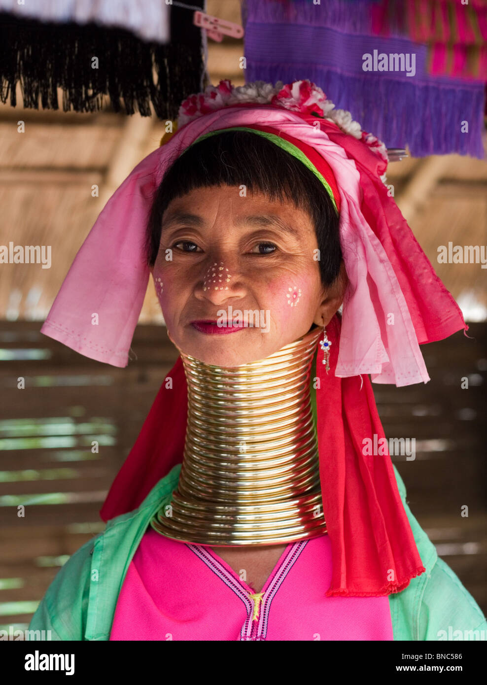 Frau vom Stamm Padaung-Langhals-Hügel mit bunten Kleid in der Nähe von Tha Ton, Provinz Chiang Mai, Thailand Stockfoto