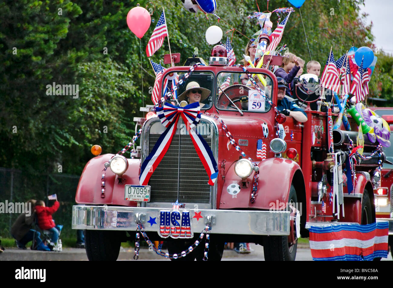 Ein Feuerwehrauto dekoriert für den 4. Juli Parade auf der Straße in Tumwater, Washington für eine jährliche Familienfest bewegt. Stockfoto