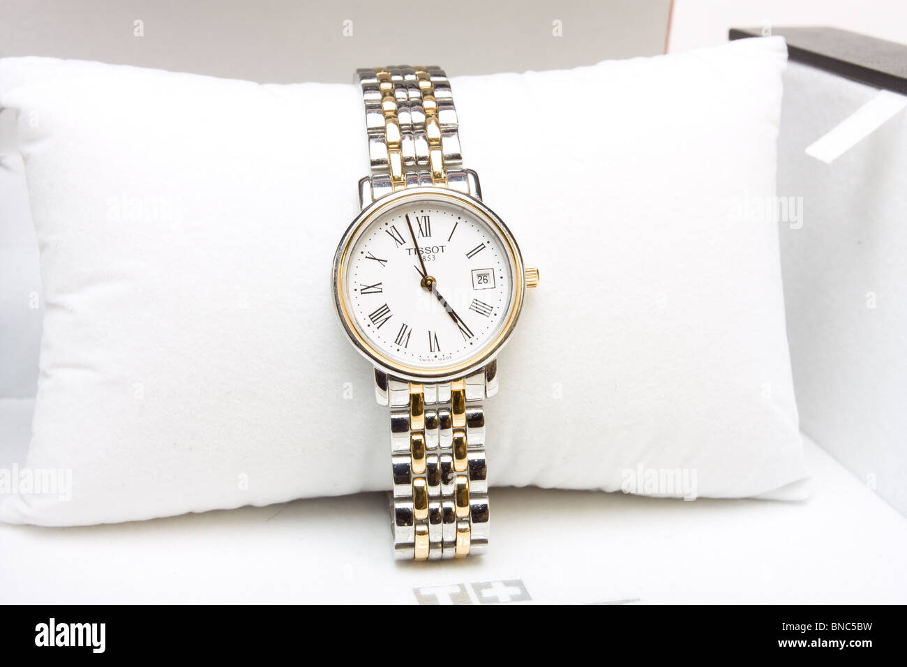 Silber und gold Tissot-Swiss made Damen Armbanduhr in Verkauf Verpackung. Stockfoto
