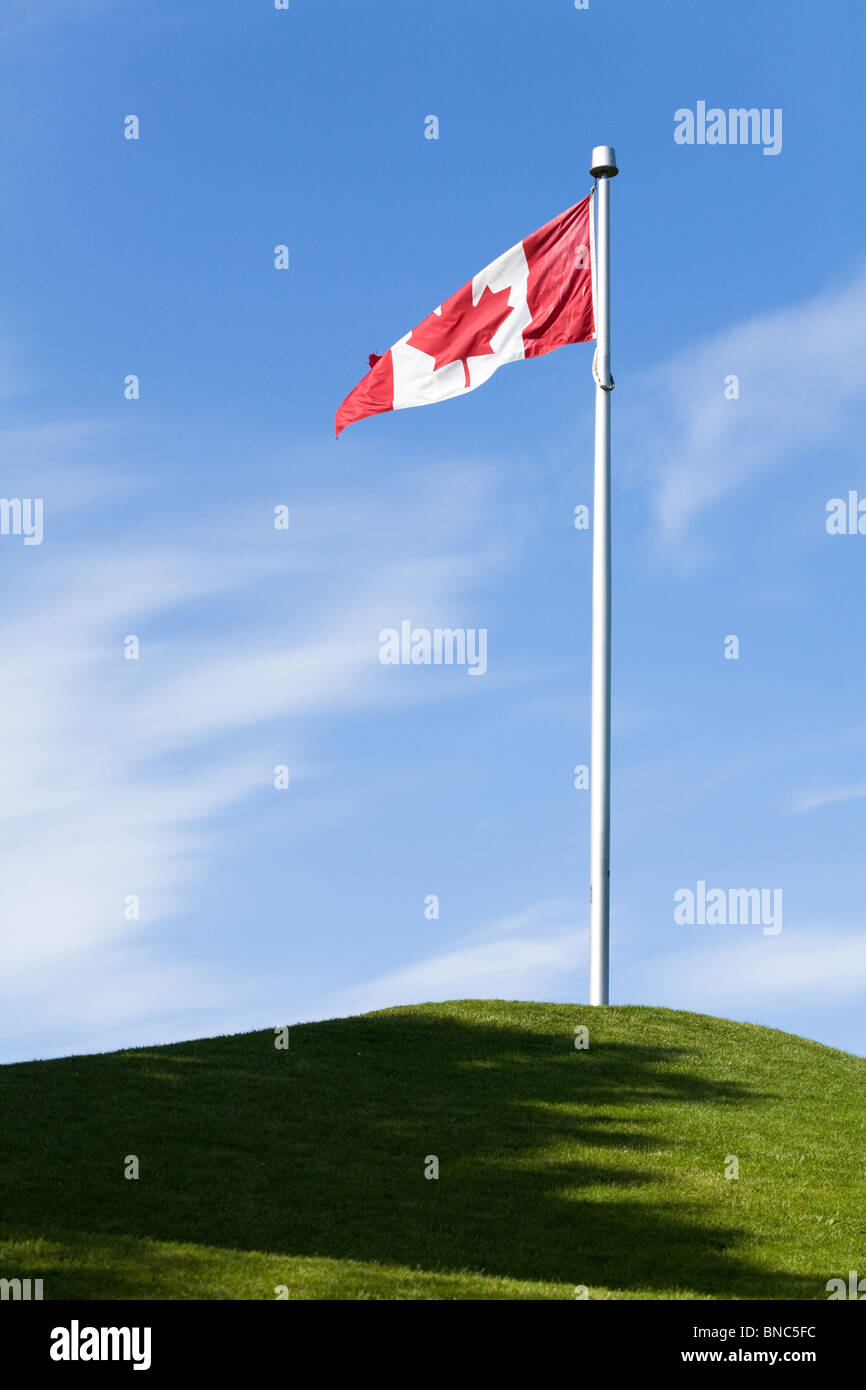 Kanadische Flagge und blauer Himmel für Hintergrund Stockfoto