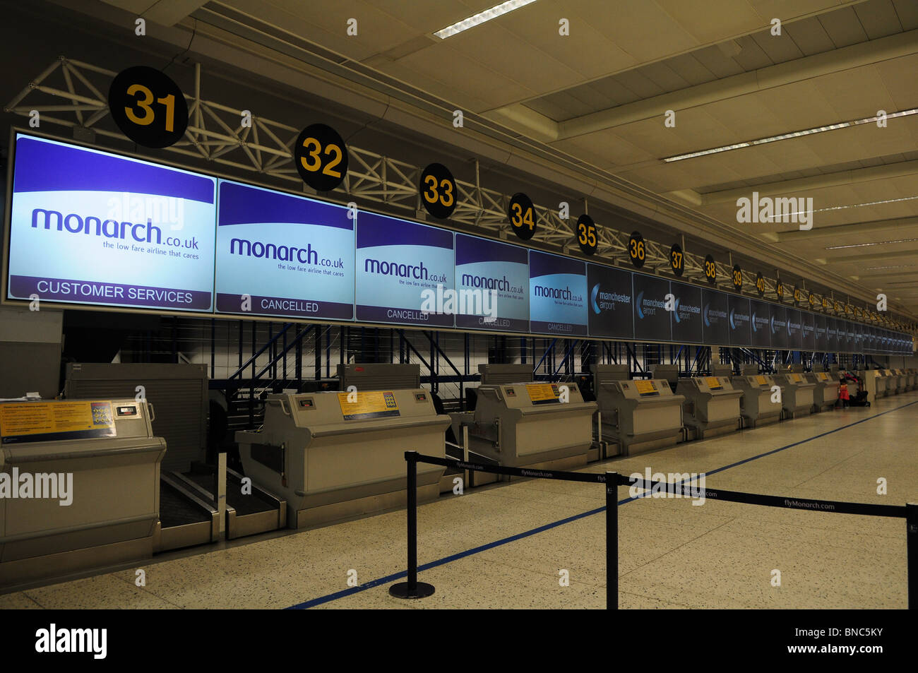 Leere Check-in Schalter am Flughafen Manchester Flughafen wurde geschlossen wegen der Vulkanasche-Wolke. Stockfoto