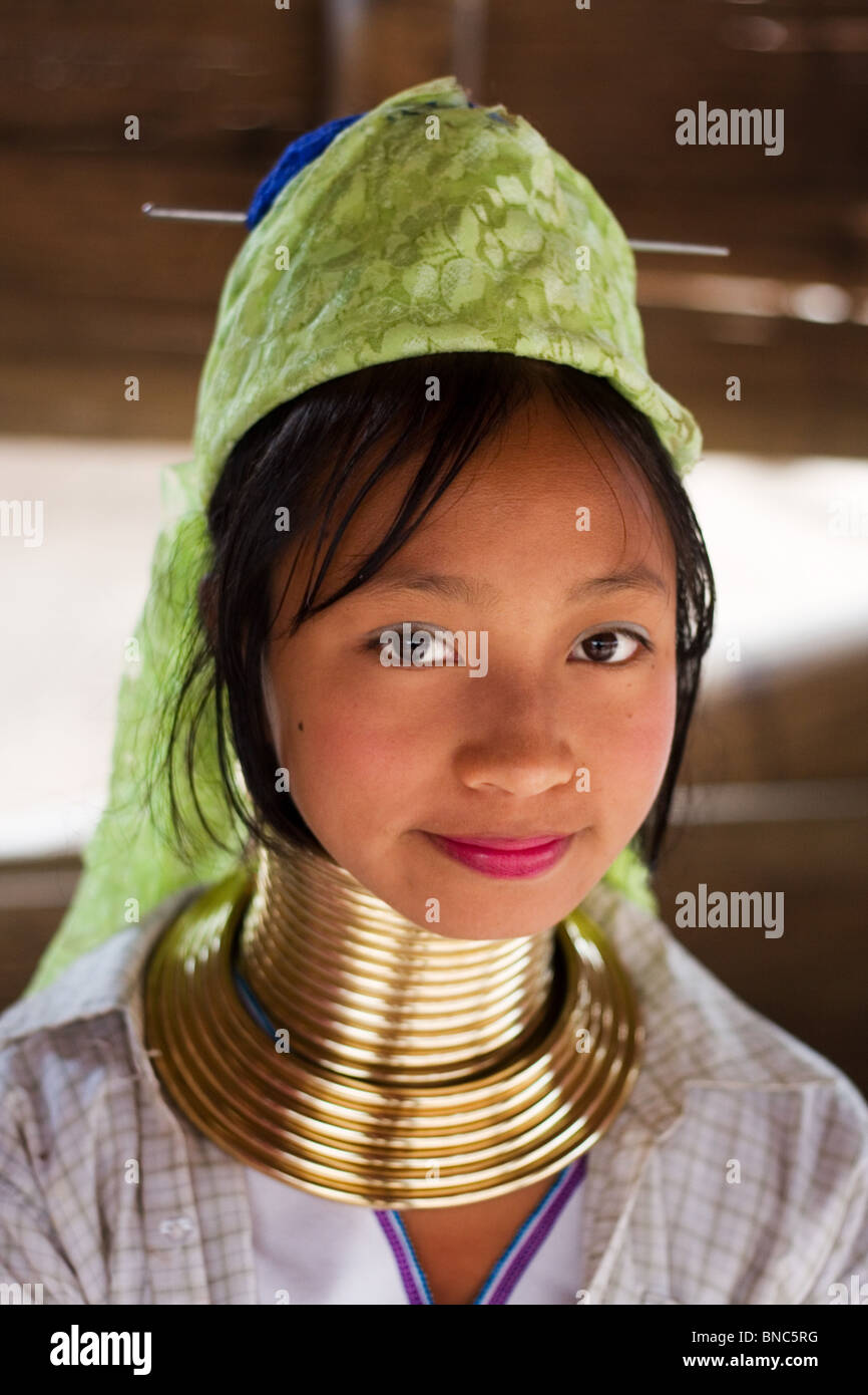 Junge Frau vom Stamm Padaung-Langhals-Hügel in der Nähe von Tha Ton, Provinz Chiang Mai, Thailand Stockfoto