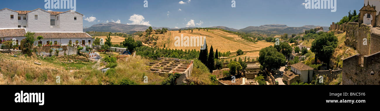 Einen Panoramablick über die Landschaft rund um Ronda, Andalusien, Spanien Stockfoto