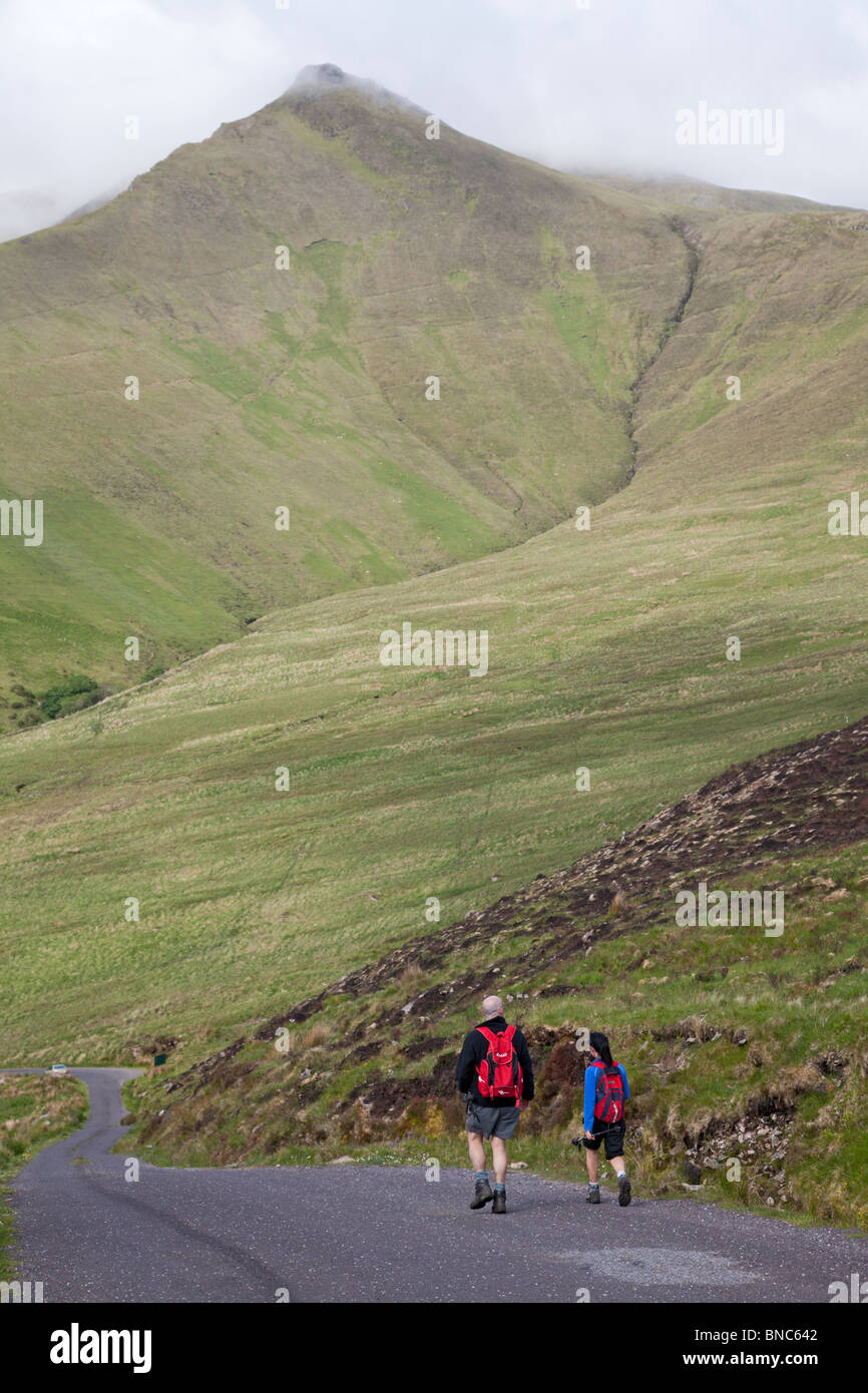 Zwei Wanderer über einen Berg pass auf der Dingle-Halbinsel, Co. Kerry, Irland Stockfoto