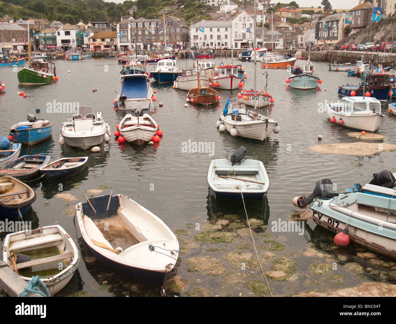 Regentag in Mevagissey Cornwall. Blick über den Hafen Stockfoto