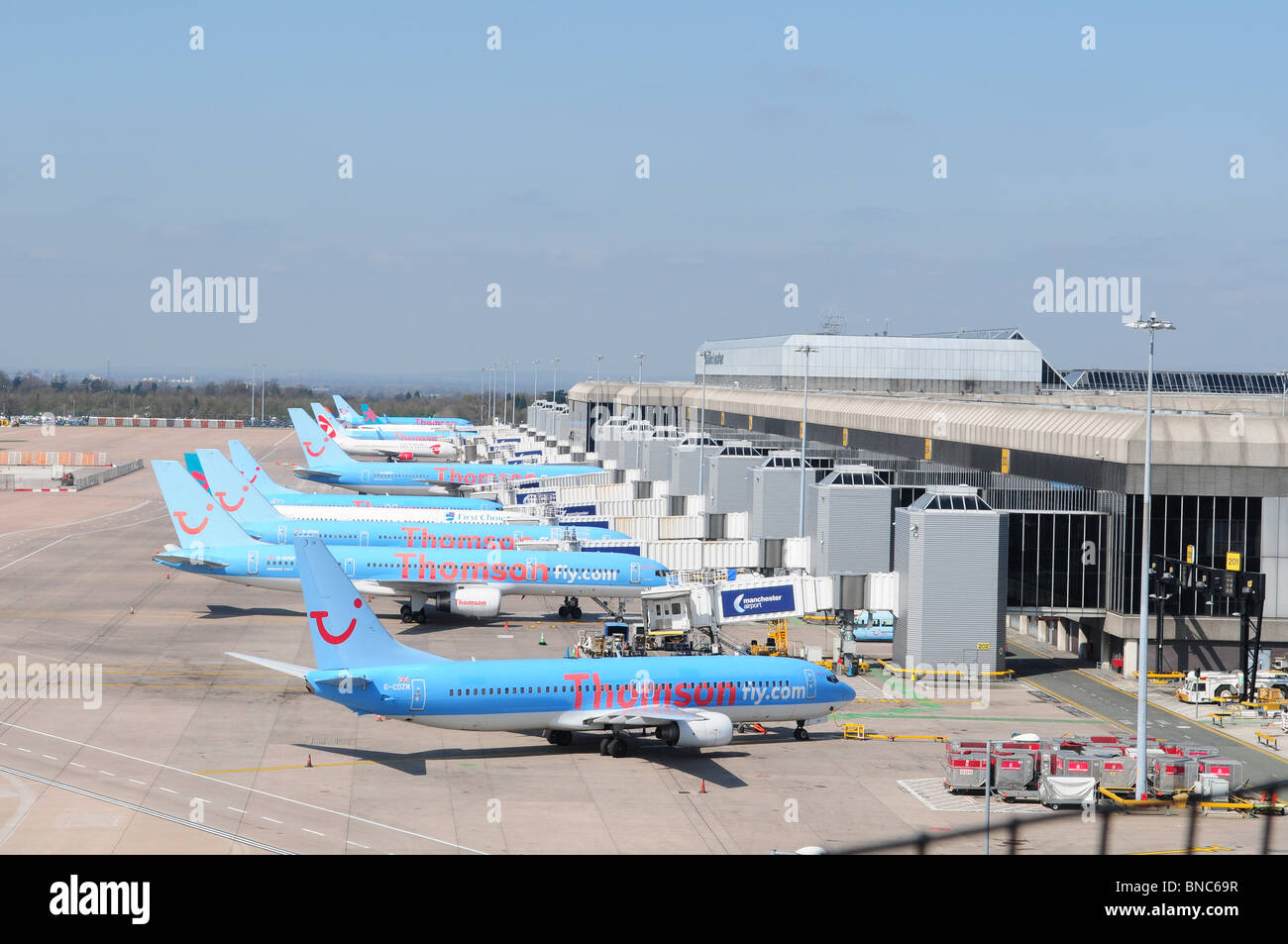 Flugzeuge parken vor den Toren Manchester Airport. Stockfoto