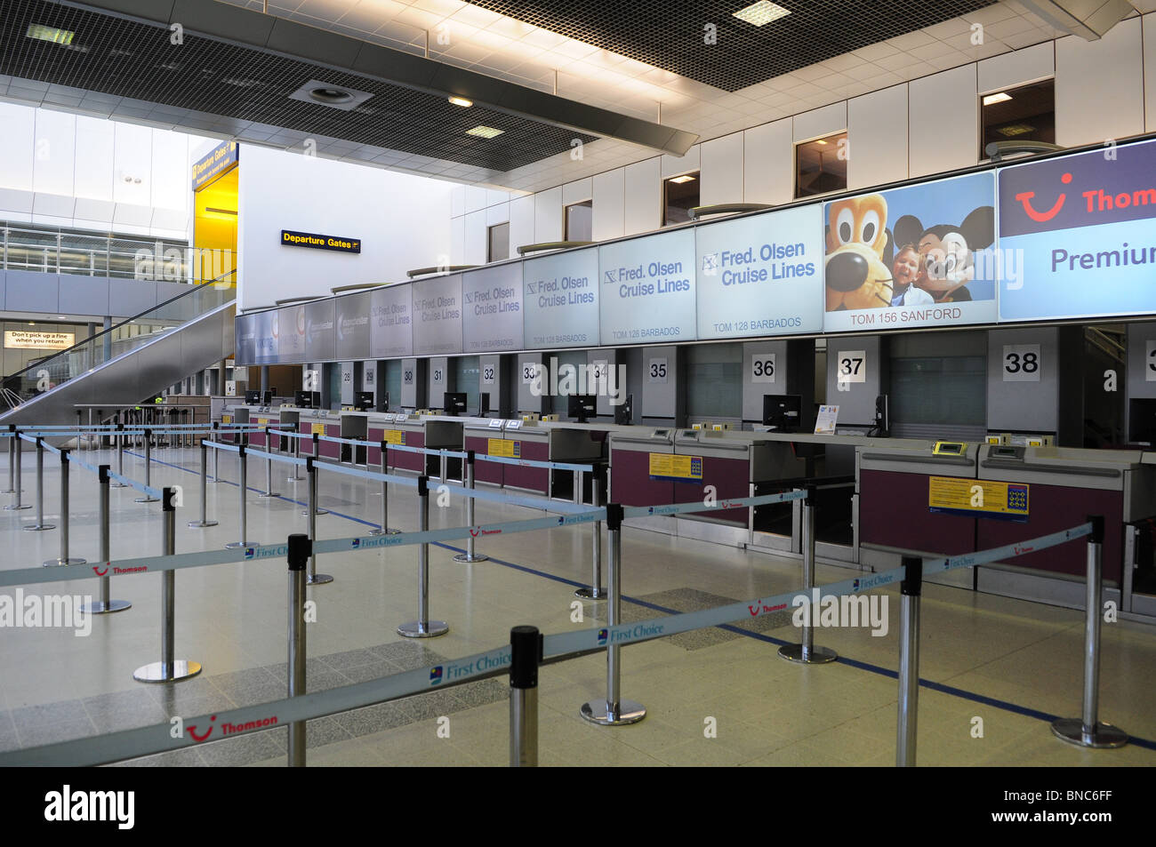 Leere Check-in Schalter am Flughafen Manchester Flughafen wurde geschlossen wegen der Vulkanasche-Wolke. Stockfoto