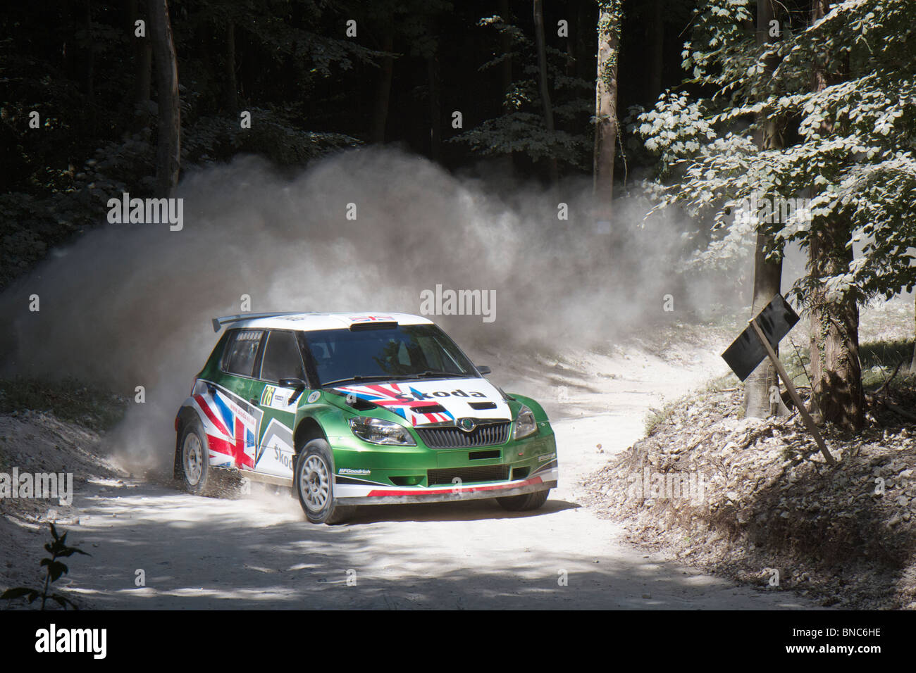 Skoda Fabia S2000 2010 World Rally Car (WRC) angetrieben von Guy Wilks Verrutschen einer staubigen Ecke beim Goodwood Festival of Speed Stockfoto