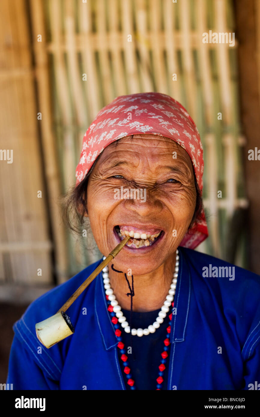 Alten Thai-Frau raucht eine Pfeife, Tha Ton, Provinz Chiang Mai, Thailand Stockfoto