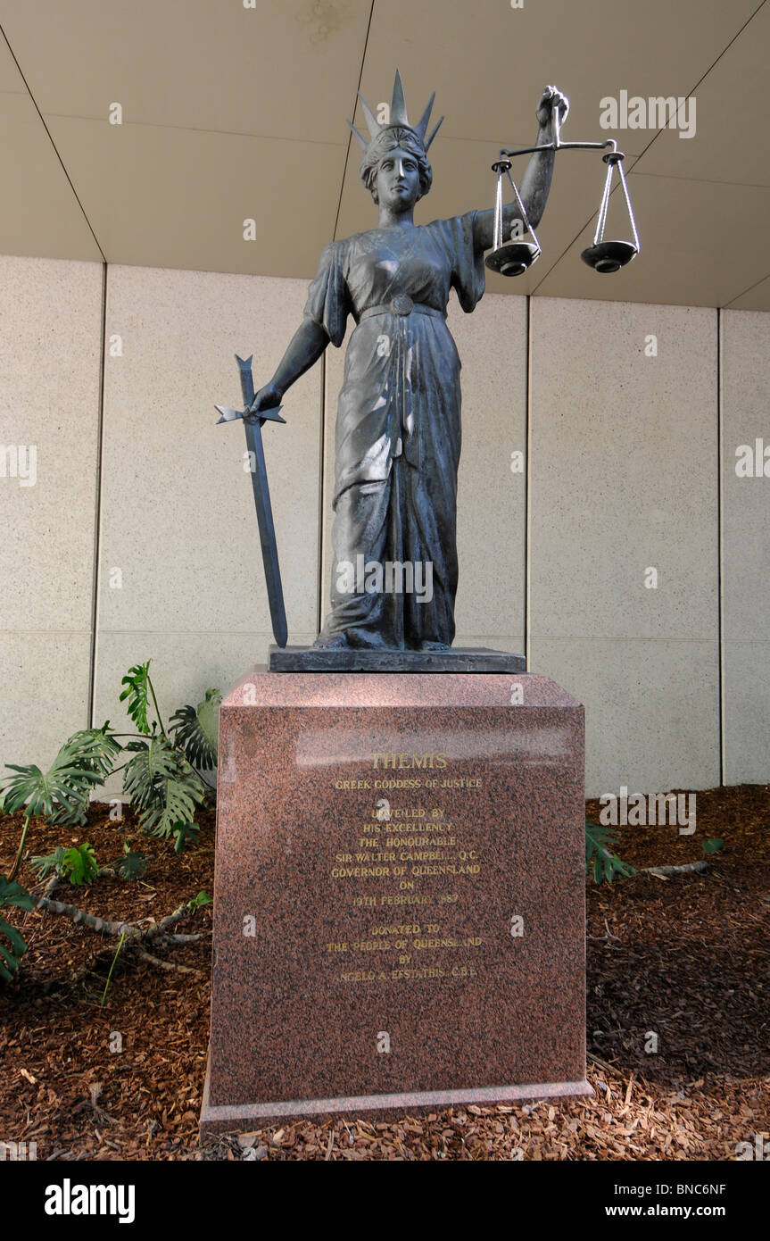 Eine Statue der Justitia vor den Gerichten einschließlich der oberste Gerichtshof in Brisbane, Queensland, Australien. Stockfoto