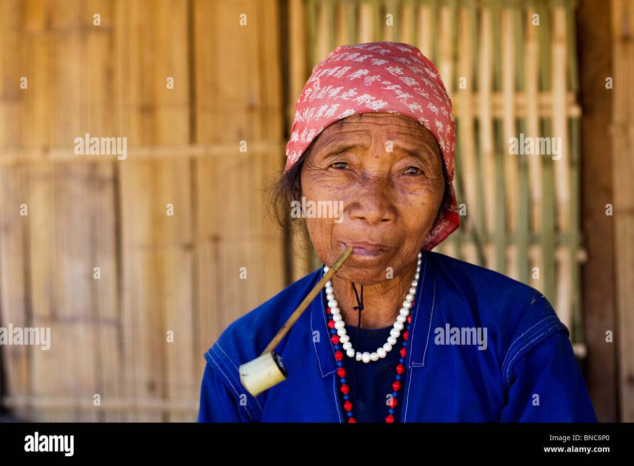 Alten Thai-Frau raucht eine Pfeife, Tha Ton, Provinz Chiang Mai, Thailand Stockfoto