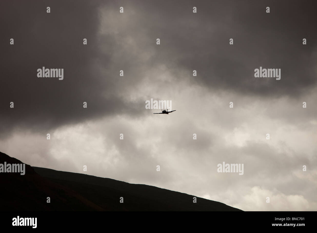 Ein RAF-Trainer Flugzeug fliegen über den Lake District, UK. Stockfoto