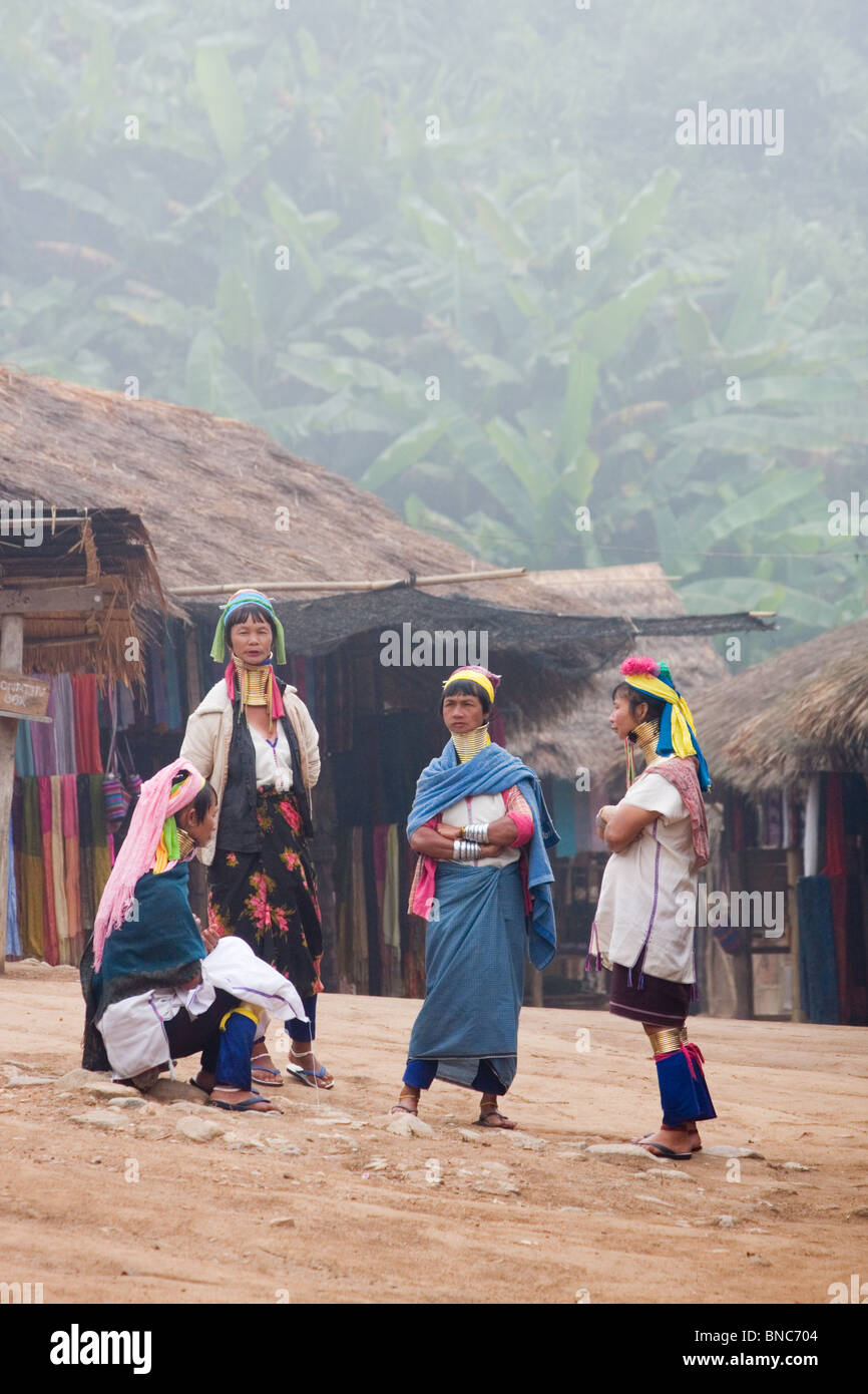 Vier Frauen aus der Padaung Langhals Bergstämme im Gespräch mit einander in einem Dorf in der Nähe von Tha Ton, Provinz Chiang Mai, Thailand Stockfoto