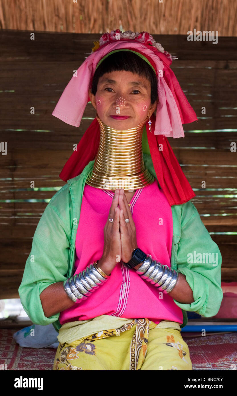 Frau vom Stamm Padaung-Langhals-Hügel mit bunten Kleid in der Nähe von Tha Ton, Provinz Chiang Mai, Thailand Stockfoto