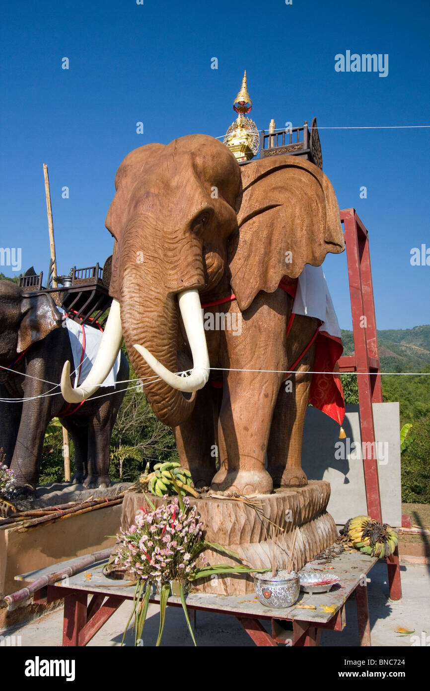 Geschnitzte hölzerne Elefant in der Nähe von Tha Ton, Provinz Chiang Mai, Thailand Stockfoto