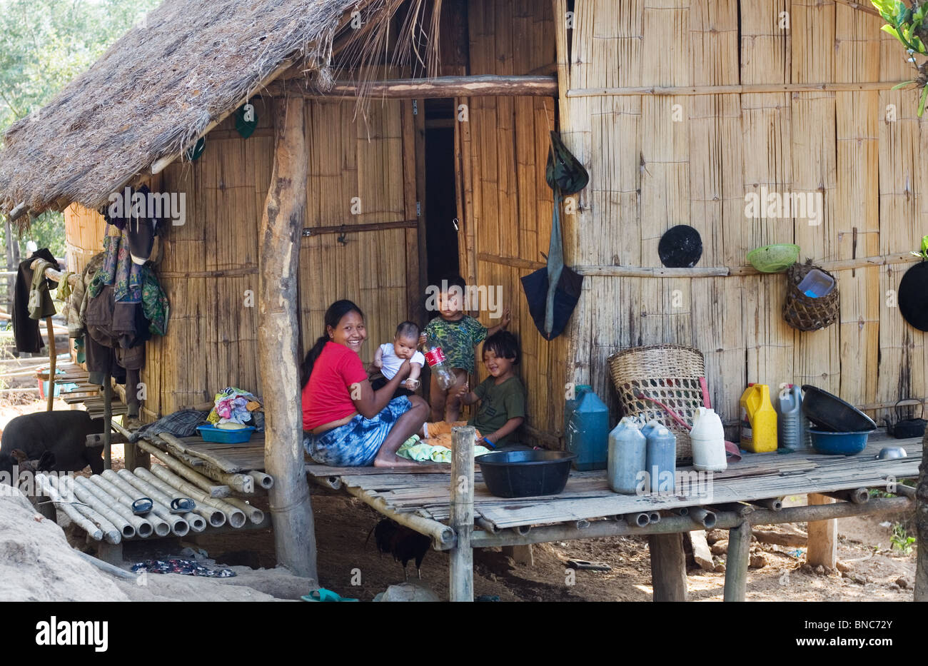 Eine Mutter & ihre Kinder draußen eine Bambushütte, Tha Ton, Provinz Chiang Mai, Thailand Stockfoto