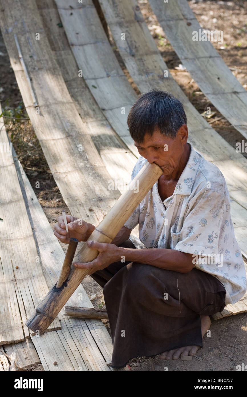 Mann Rauchen eine Bambus-Rohr, Tha Ton, Provinz Chiang Mai, Thailand Stockfoto