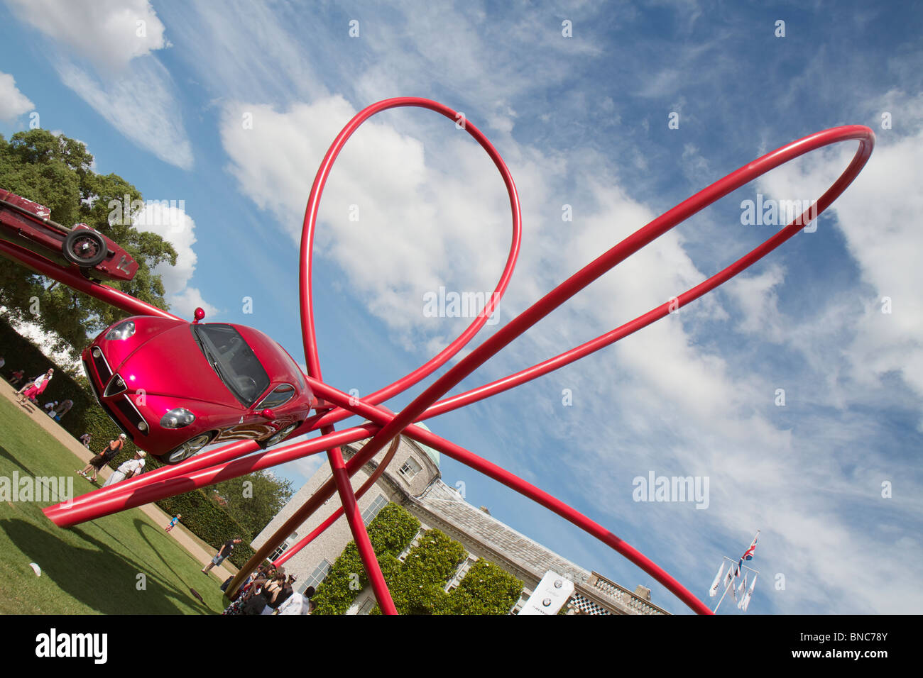 Alfa Romeo Anzeige vor Goodwood House entworfen von Gerry Judah auf dem Goodwood Festival of Speed 2010 Stockfoto
