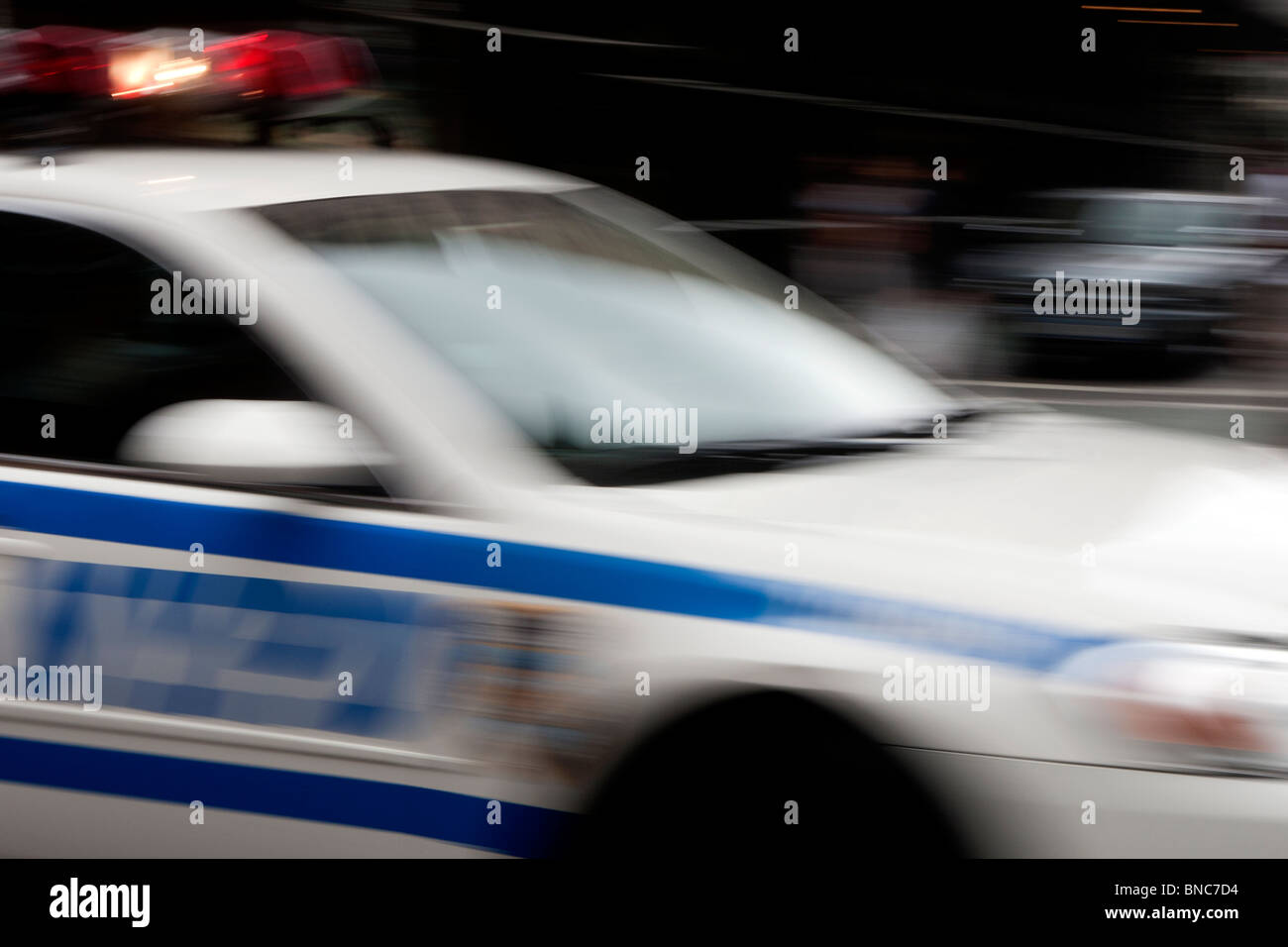 New York City Polizei-Abteilung Auto mit Notleuchten verwischen Stockfoto