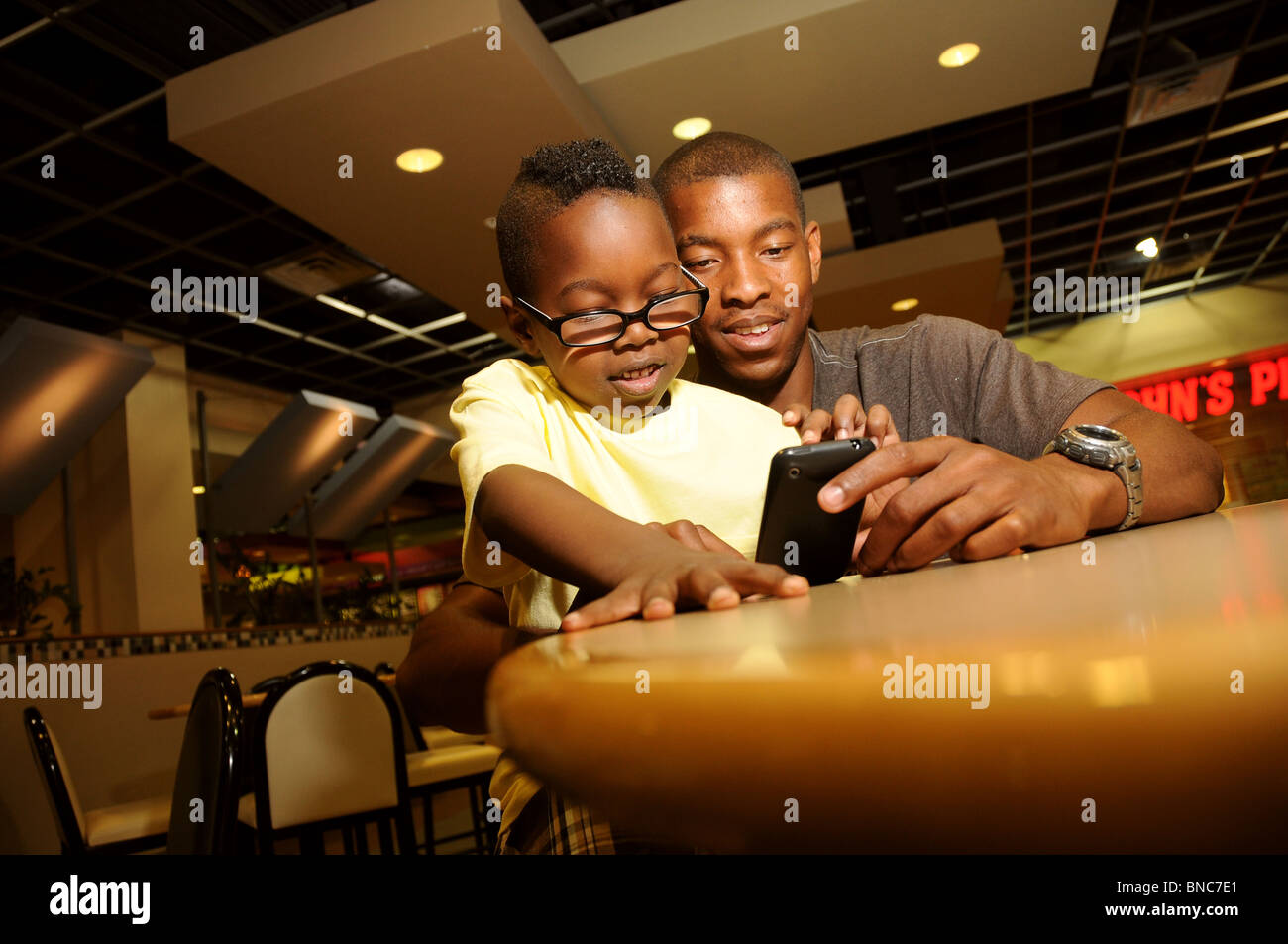 Universität von Arizona Student, Marine SGT David Hunter, und sein Sohn, Julian, 5, verbringen Zeit auf dem Campus, Tucson, AZ, USA. Stockfoto