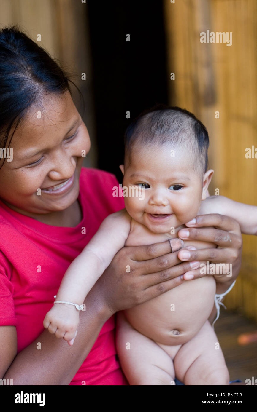 Frau, die ihr Neugeborenes Babymädchen, Tha Ton, Provinz Chiang Mai, Thailand Stockfoto