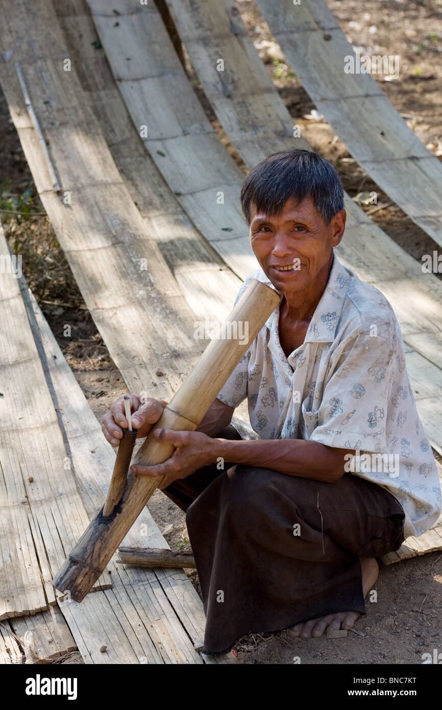 Mann Rauchen eine Bambus-Rohr, Tha Ton, Provinz Chiang Mai, Thailand Stockfoto