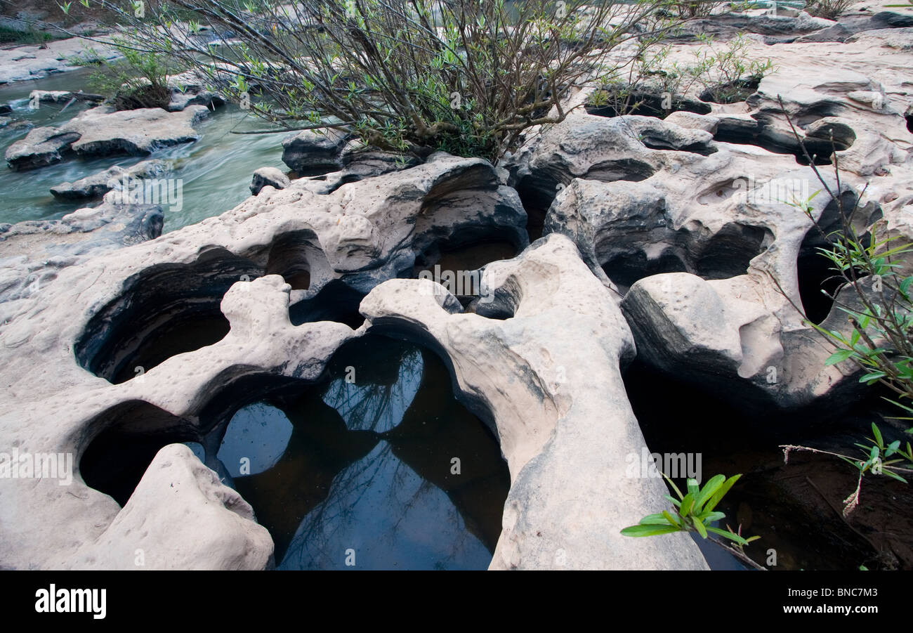 Felsformationen an einem Fluss, Thung Salaeng Luang Nationalpark, Thailand Stockfoto