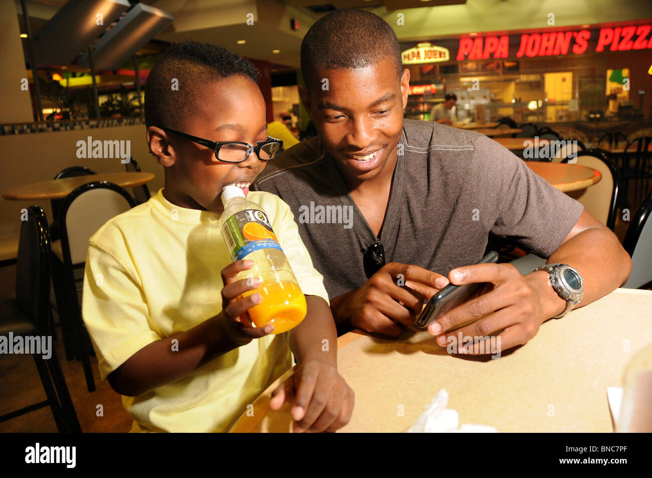 Universität von Arizona Student, Marine SGT David Hunter, und sein Sohn, Julian, 5, verbringen Zeit auf dem Campus, Tucson, AZ, USA. Stockfoto