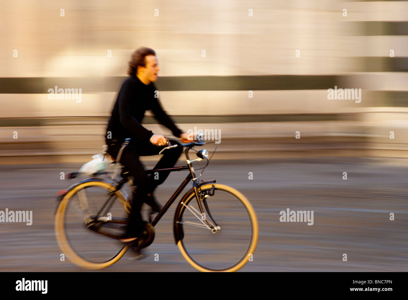 Fahrrad fahren vorbei an den Dom in Florenz, Toskana Italien Stockfoto